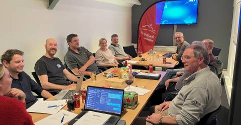 Gezellig trainersoverleg op kantoor van ACAM